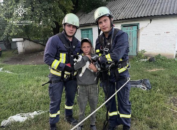 Впав на глибину близько 20 метрів: на Черкащині рятувальники дістали з колодязя кота