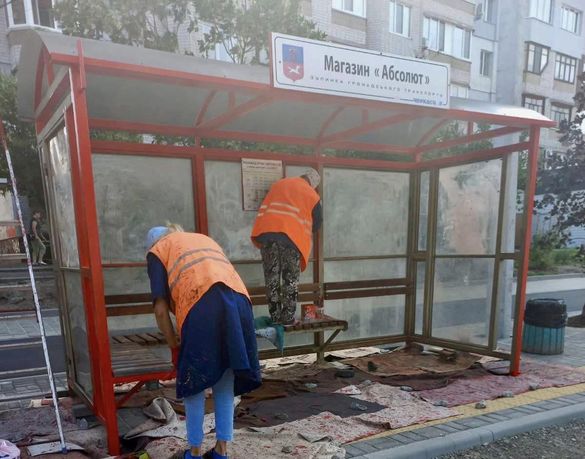 Черкаські комунальники помили зупинки громадського транспорту