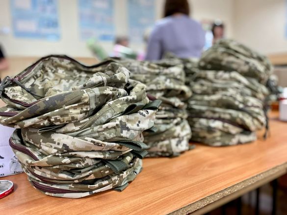 У Черкасах вчителі однієї зі шкіл виготовили понад 3 тисяч сумок для захисників