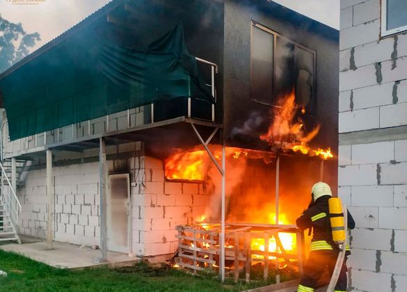 У Черкасах сталася пожежа в двоповерховому гаражі