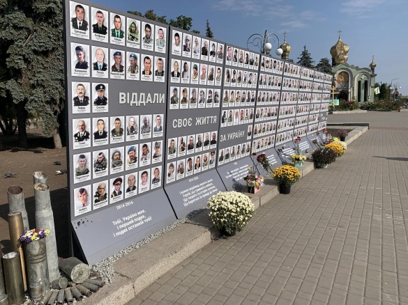У центрі Черкас встановили пам'ятну дошку з іменами загиблих на війні (ФОТО)