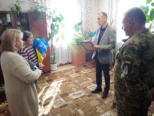 На Черкащині матері загиблого воїна вручили орден від президента