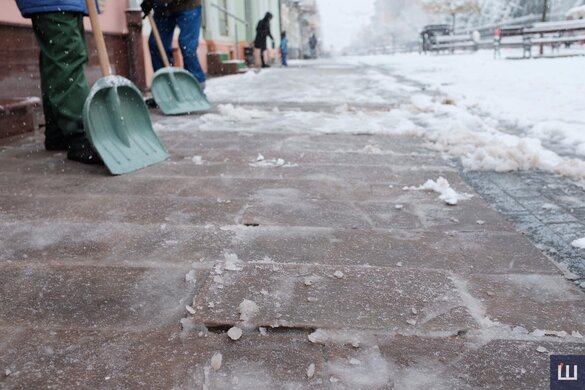 У Черкасах провели рейди щодо очищення тротуарів та прилеглих територій від снігу