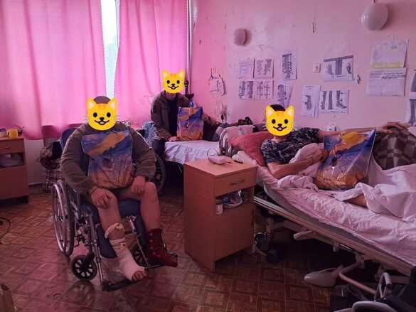 У Черкасах пораненим військовим, які перебувають у лікарнях, зробили подарунки
