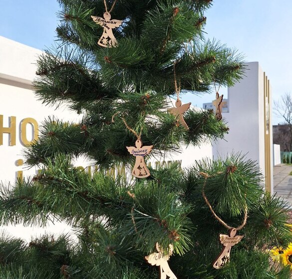 У Черкасах з’явилась Різдвяна ялинка з янголами на честь загиблих захисників (ФОТО)