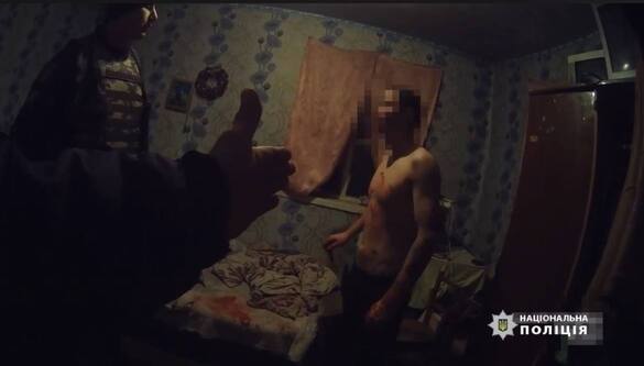 На Черкащині юнак погрожував рідним ножем та кинувся з шилом на поліцейських (ВІДЕО)