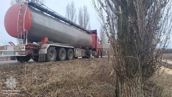 На Черкащині виявили вантажівку, яка зливала невідому речовину в грунт