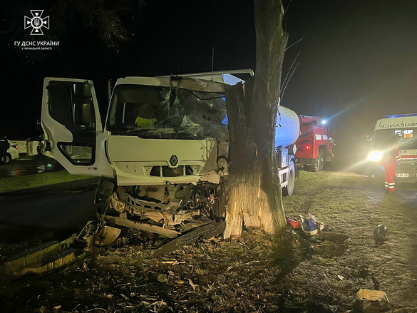 На Черкащині вантажівка в’їхала в дерево: постраждав чоловік (ВІДЕО)