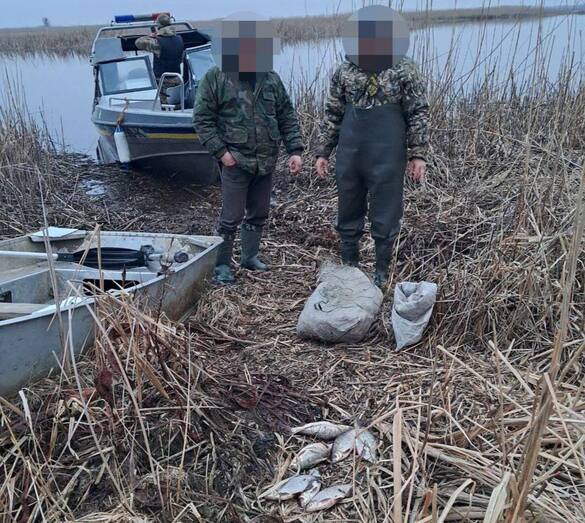 Побачили патрульних та викинули мішок із човна: на Черкащині браконьєри завдали збитків державі на понад 50 тисяч