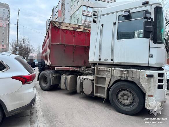 У Черкасах п'яний водій вантажівки  мало не спричинив масштабну аварію (ФОТО)