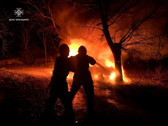 На Черкащині автівка в'їхала у дерево та загорілася