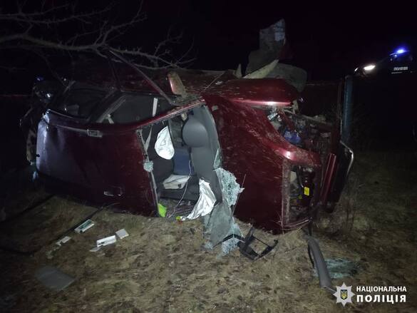 На Звенигородщині на узбіччі перекинулась автівка: двоє осіб постраждали