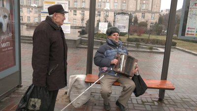 Щоб поліпшити людям настрій: на вулицях Черкас грає 80-річний гармоніст