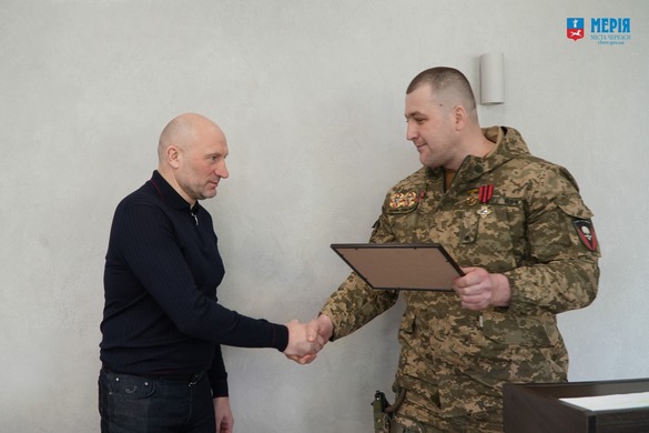 Мер Черкас отримав нагороду від бригади “Чорних Запорожців”