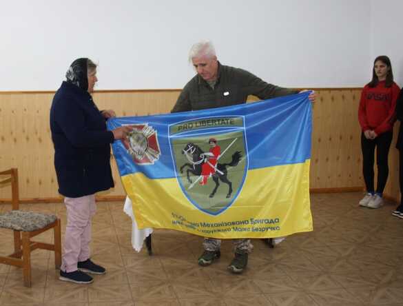 На Звенигородщині матері загиблого військового передали бойовий прапор його бригади