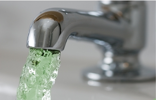 У мешканців одного з мікрорайонів Черкас із кранів може потекти зелена вода: яка причина