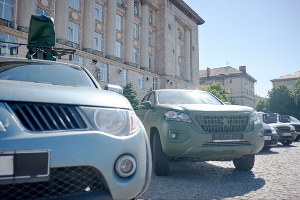 Для черкаських захисників передали автівки та системи Starlink