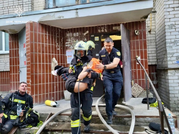 У Черкасах із багатоповерхівки під час пожежі евакуювали 21 людину