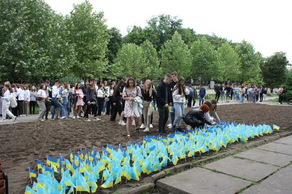 На Звенигородщині випускники встановили прапорці пам'яті на честь полеглих військових