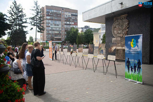 У Черкасах презентували виставку з історіями внутрішньо переміщених українців