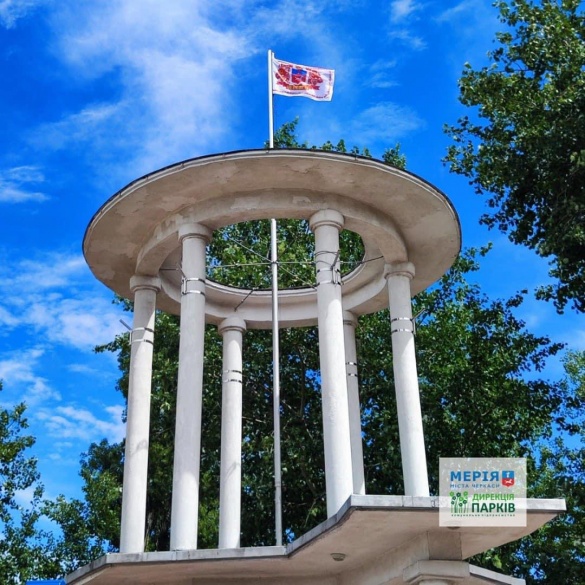 У Черкасах на вході парку, який повернули громаді, встановили прапор міста та комунального підприємства 