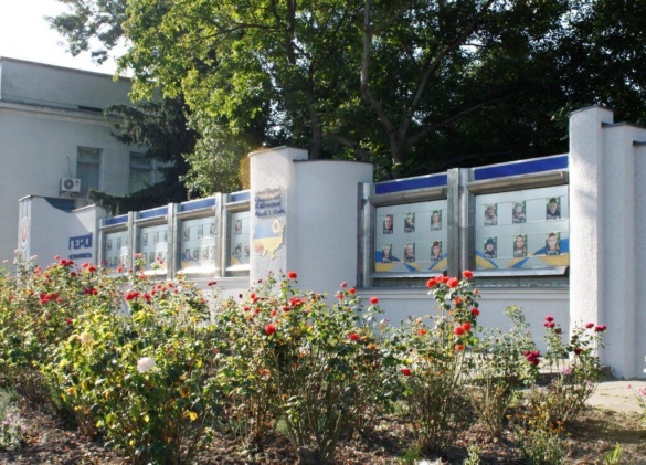 Знищили близько 400 кущів: у Звенигородці містяни обурені через знищені троянди біля меморіалу Героям
