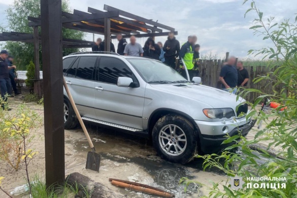 На Золотоніщині автомобіль потрапив у річку: є загибла