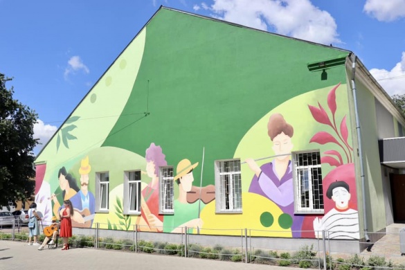 На стіні черкаської школи мистецтв з’явився мурал (ФОТО)