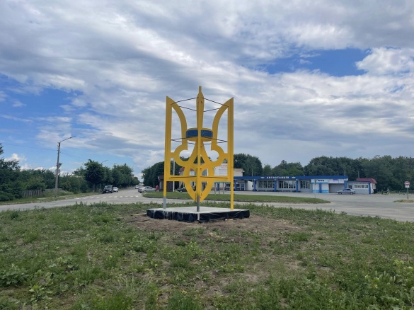 У Корсуні-Шевченківському встановили 6-метровий тризуб (ФОТО)