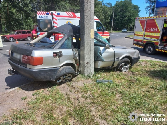 У Черкасах водій в'їхав в електроопору: постраждали двоє людей (ФОТО)