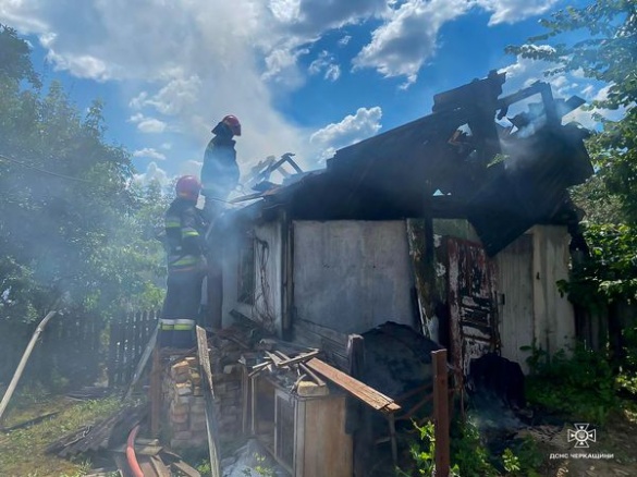 Горіла надвірна споруда та трава: на Черкащині сталося 4 пожежі