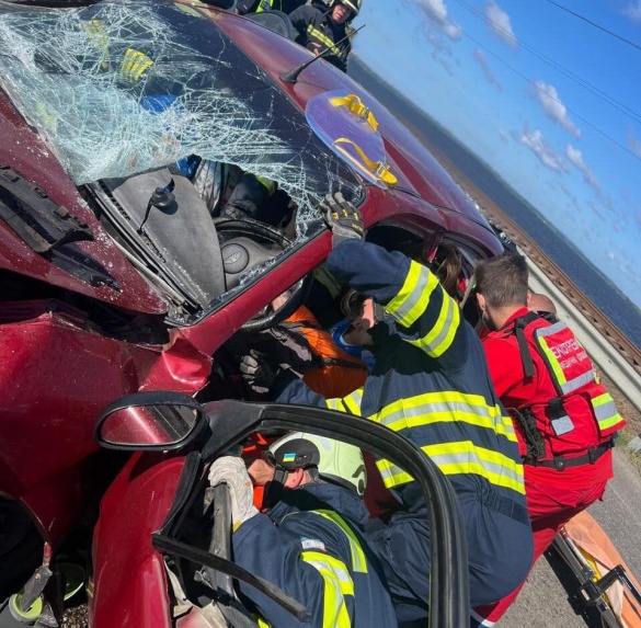 В аварії на черкаській дамбі загинула людина: двох постраждалих деблокували