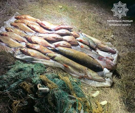 На Черкащині спіймали чоловіків, які з дерев'яного човна незаконно ловили рибу