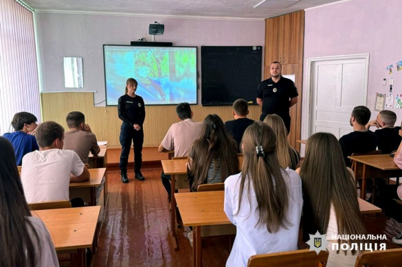 На Черкащині поліцейські розповіли дітям, чому не можна палити авто військових