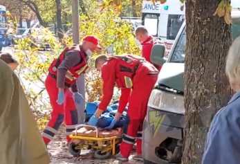 У Черкасах автівка в'їхала у дерево