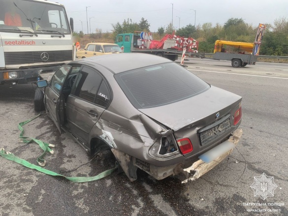 Біля Умані водій легковика в'їхав у відбійник 