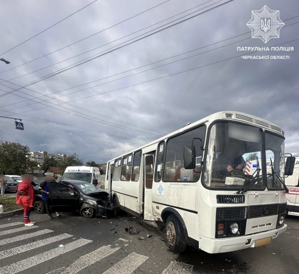 Рух відновлено: патрульні повідомили деталі ДТП у Черкасах за участі легковика та маршрутки