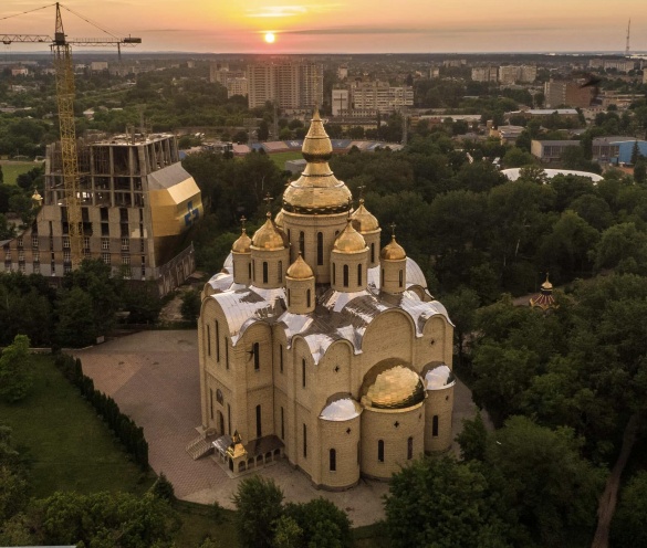 Мер Черкас запрошує громаду до Свято-Михайлівського собору помолитися українською