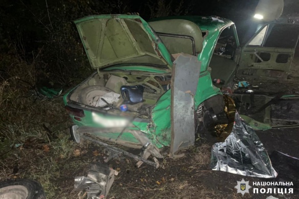 На Уманщині легкових в'їхав у вантажівку та автобус: водій та неповнолітня пасажирка отримали травми (ФОТО)