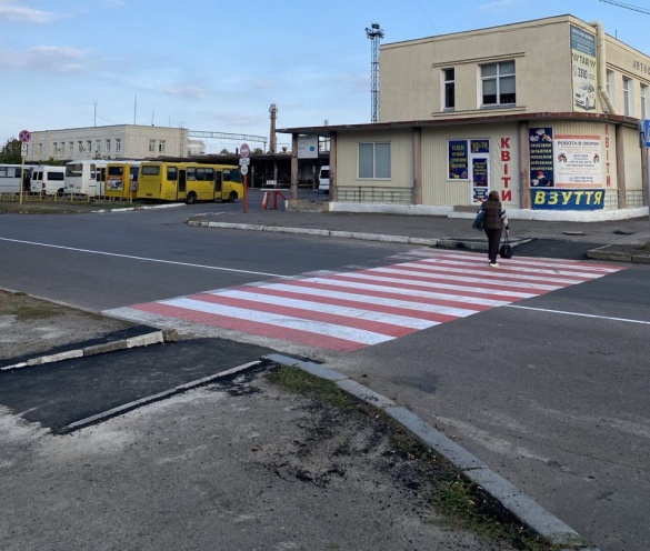 Біля черкаського вокзалу відремонтували тротуар (ФОТО)