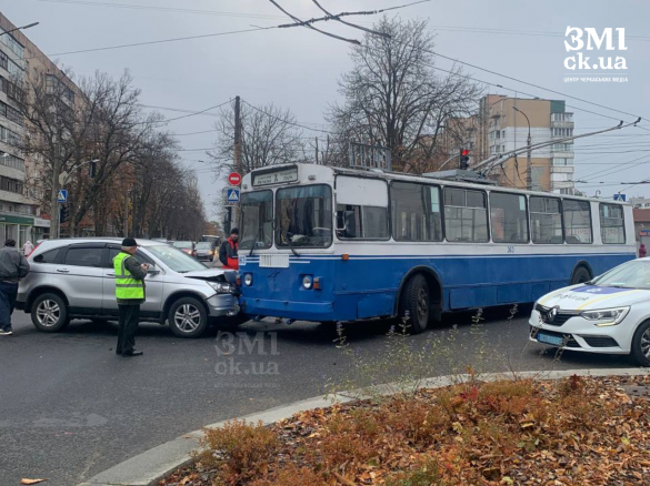 У Черкасах сталася аварія між легковиком та тролейбусом