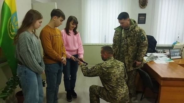 На Черкащині родині загиблого військового вручили його посмертні відзнаки