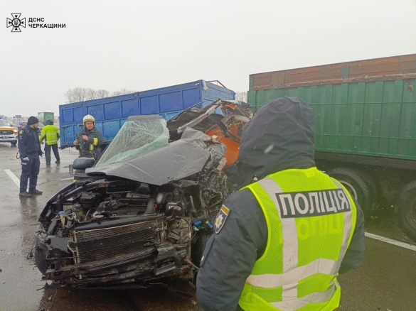 На Уманщині внаслідок автотрощі загинули дві людини, ще одна - постраждала