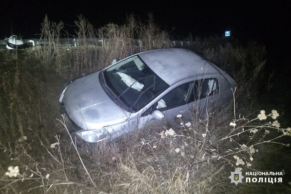 На Золотоніщині водій в'їхав у металевий відбійник: постраждала пасажирка (ФОТО)