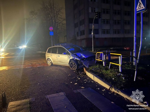 У Черкасах на перехресті зіштовхнулися два легковики (ФОТО)