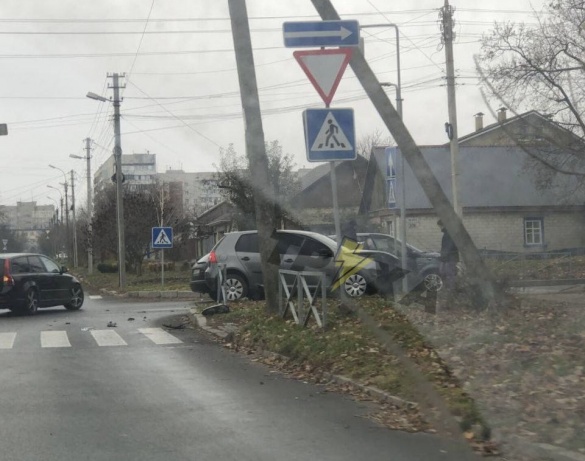 У Черкасах водійка в'їхала в авто та пошкодила дорожнє огородження 