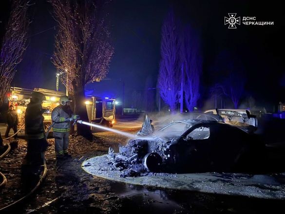 У Черкасах вщент згоріла автівка 