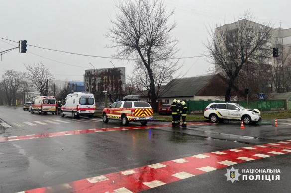 У Черкасах водій в'їхав у службову автівку поліції: четверо осіб постраждали 