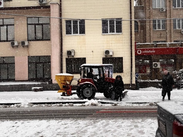 В Умані комунальники борються з негодою на вулицях