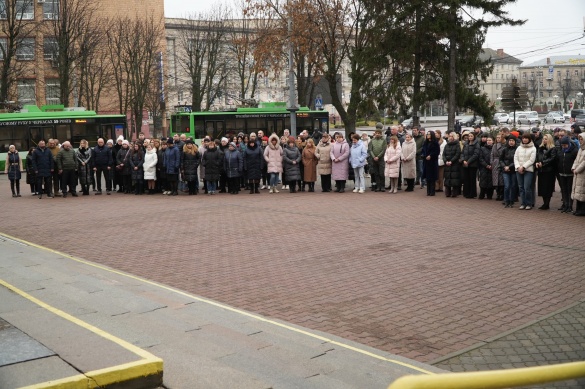 Відтепер працівники Черкаської міськради та комунальники щодня виходитимуть на хвилину мовчання